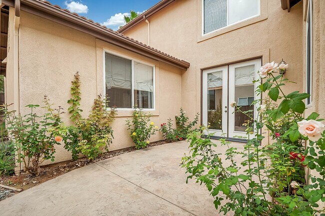 Building Photo - Modern 5 Bedroom in Paseo Del Sol