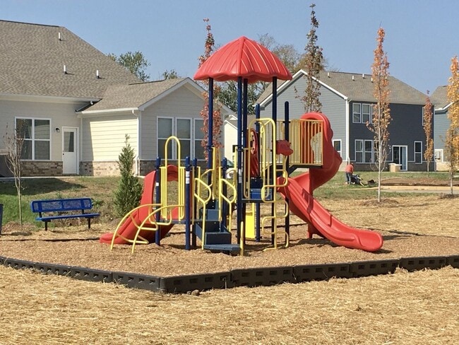 Building Photo - Beautifully Maintained Townhome in a Prime Location