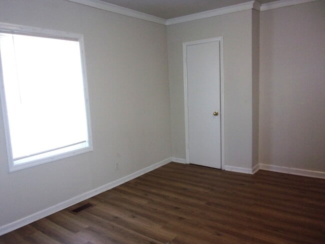 Building Photo - 526 Leslie St