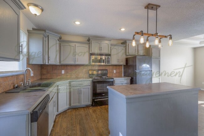 Building Photo - 706 NW Baytree Dr