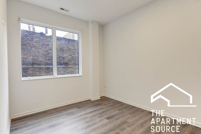 Building Photo - South Loop 3 bed 2 bath -- Updated Kitchen, HUGE Floorplan, Large Patio