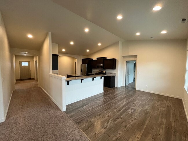 Building Photo - 3 Bedroom + Office in NW Redmond