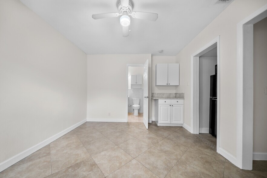 Building Photo - 1041 NE 9th Ave