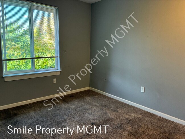 Building Photo - A beautiful 3 bedrooms and 2.5 bathrooms townhouse located in in Milwaukie city.