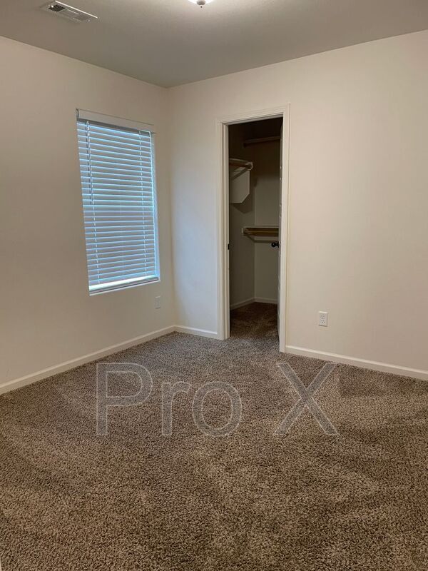 Building Photo - 731 N Oak St