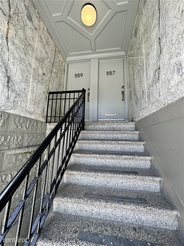 Building Photo - TOP FLOOR FLAT|SPACIOUS AND SUNNY|CALTRAIN...
