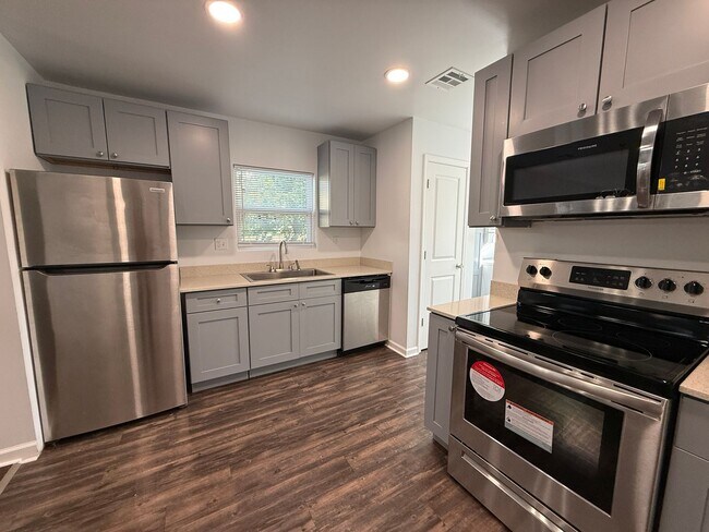 Building Photo - Gorgeous 3 bedroom 2 bathroom home