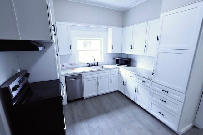 Building Photo - 893 Delia Ave