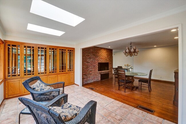 Building Photo - 5-Bedroom Home in Desirable Friendly Hills...