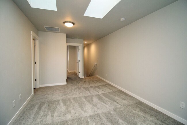 Building Photo - Impeccable 3 Bed/2.5 Bath Townhome located...