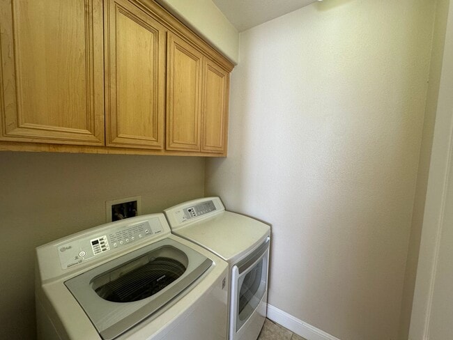 Building Photo - Single Story, Bright and Beautiful Home, w...
