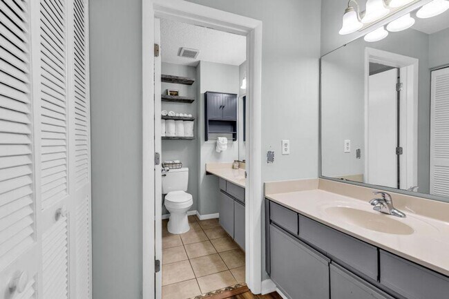 Building Photo - 202 75th Ave N