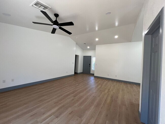 Building Photo - 10704 Paradise Point Dr