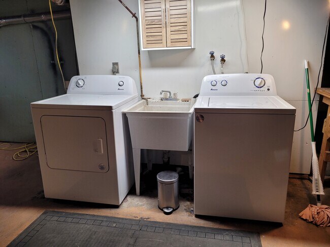 Building Photo - 517 E Johnson St