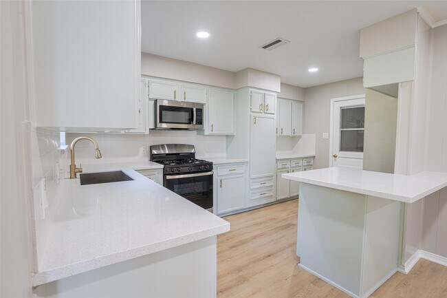 Building Photo - 1601 Westwind Dr
