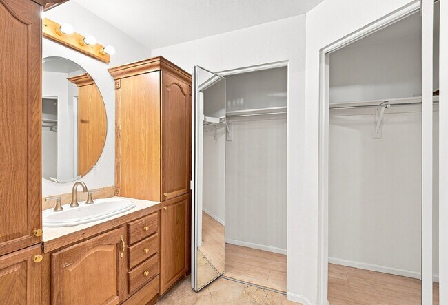 Building Photo - $1,595.95 2 bed, 2 bath located in Lakewood with a washer and dryer