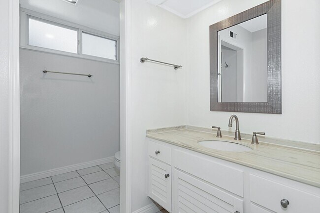 Building Photo - Beautiful & Large Home in Quiet Gatewood Hills - Private Backyard - 2-Car Garage