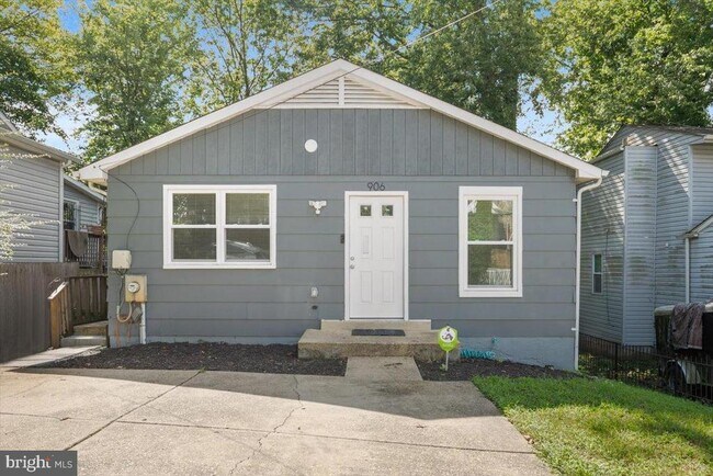Building Photo - 906 Elfin Ave