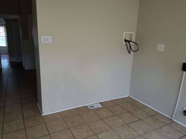 Building Photo - Two Bed/1Bath House