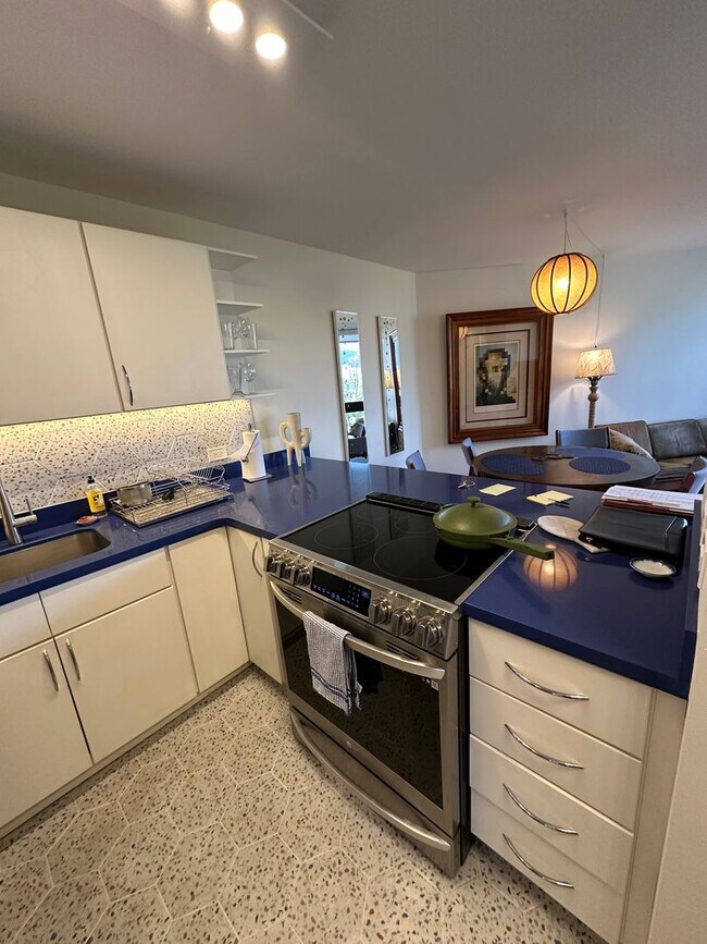 Building Photo - 1 BD / 1 BA FULLY FURNISHED UNIT IN WAIKIKI!!!