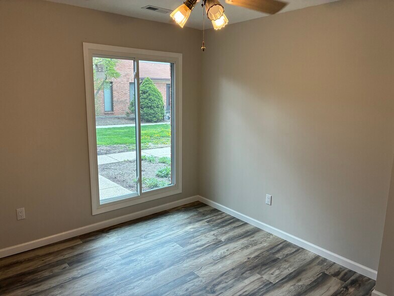 Building Photo - 1204 Hollowbrook Dr