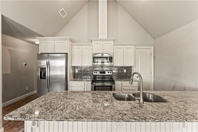 Building Photo - 3205 SW Riverstone Ave