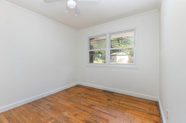 Building Photo - 4885 Oglethorpe Pl