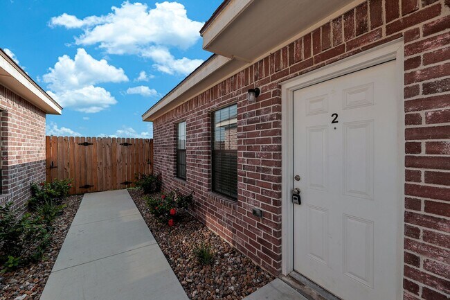 Building Photo - SPACIOUS! CONTEMPORARY! LOCATION!