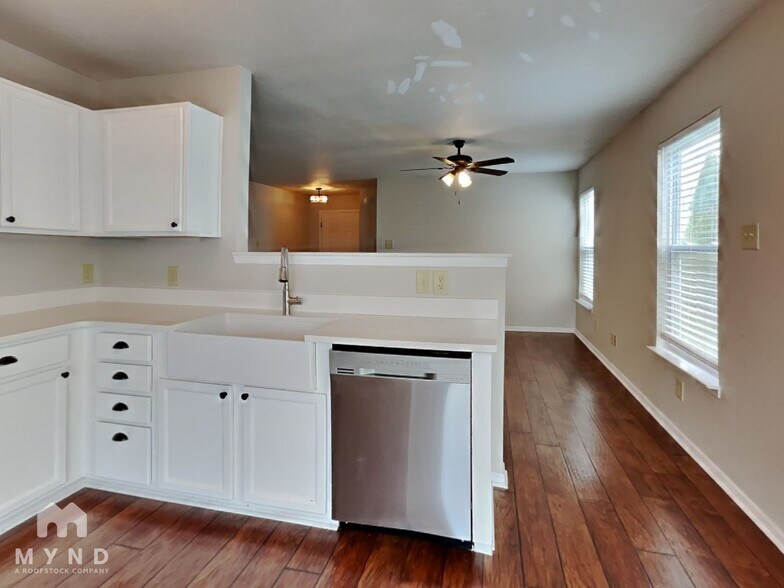 Building Photo - 8423 Sansa St
