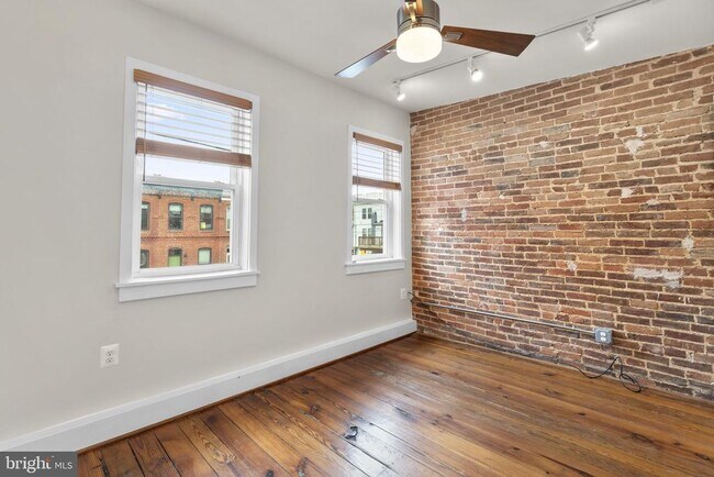 Building Photo - 112 E Randall St