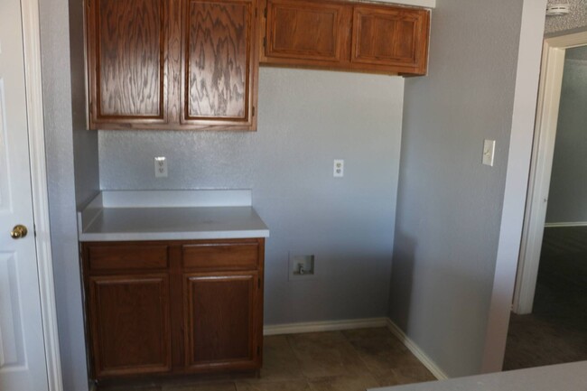 Building Photo - 4658 Essex Dr