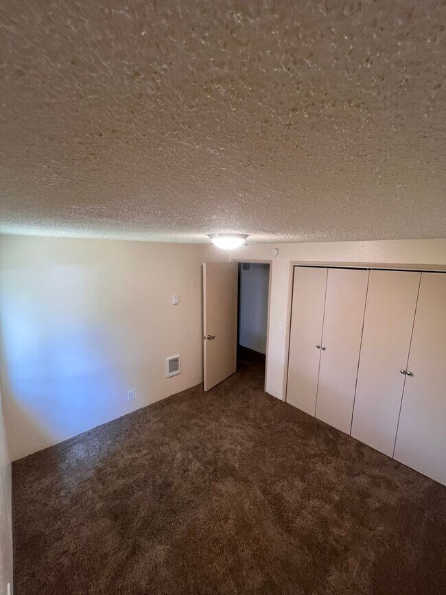 Building Photo - Veneta Duplex