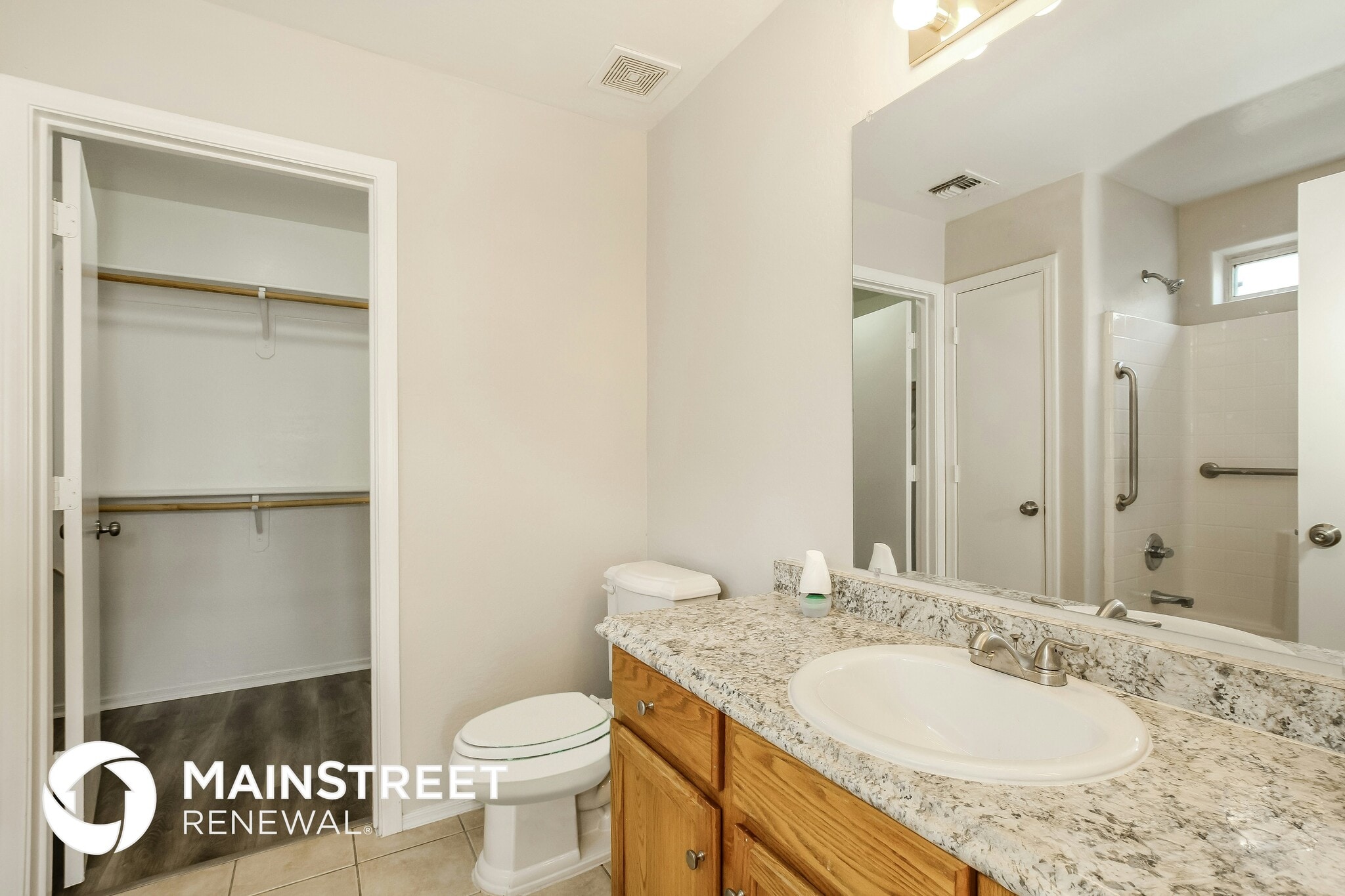 Building Photo - 2612 E Paradise Ln