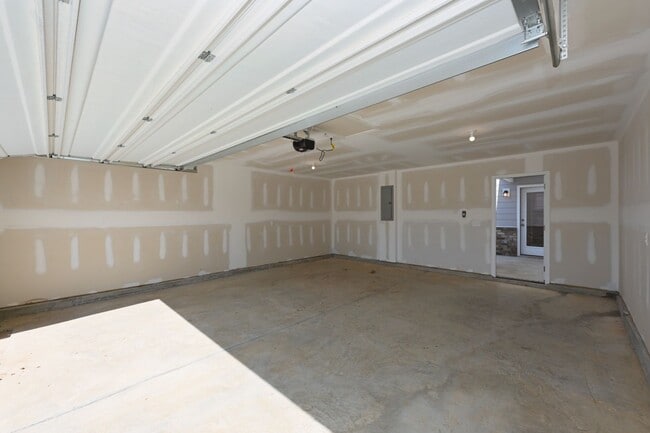 Building Photo - FREE TV!!