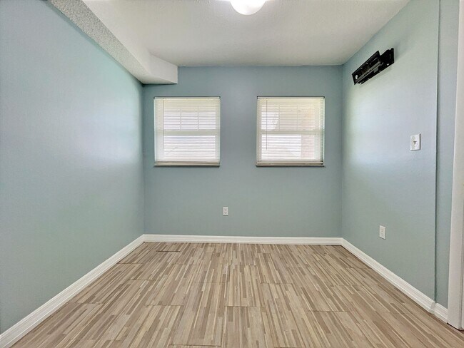 Building Photo - 865 Sky Lake Cir
