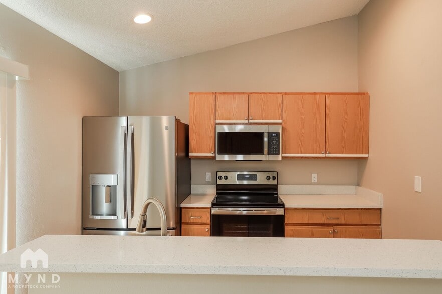 Building Photo - 5704 English Oak Dr S