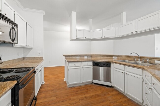 Building Photo - BEST 2 BEDROOM - PRIVATE YARD - PRIVATE GA...