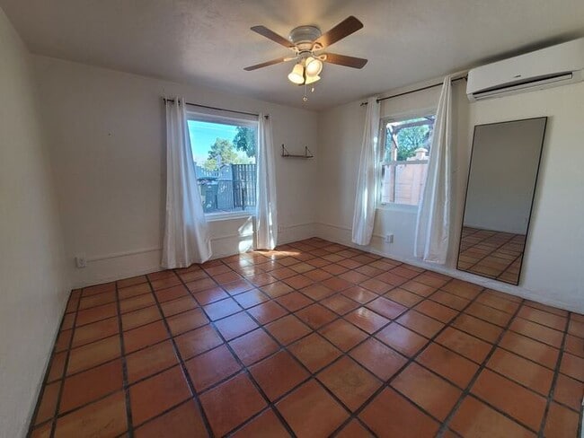 Building Photo - Charming 2 bedroom 1 bathroom