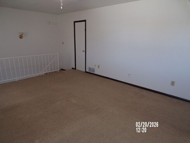 Building Photo - 2 STORY TOWNHOUSE , CLOSE TO SHOPPING AND RESTAURANTS