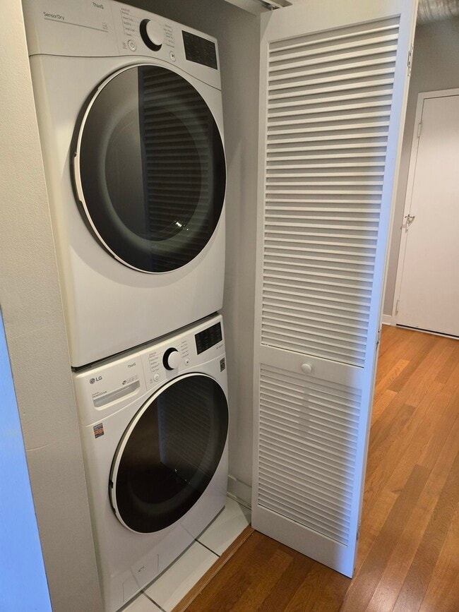 Building Photo - 811 W 15th Pl