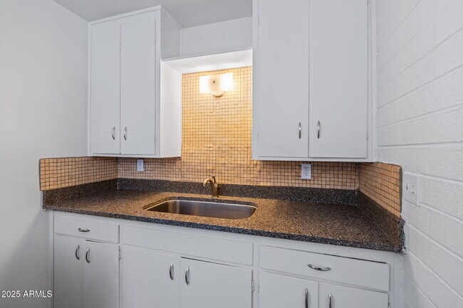 Building Photo - 1102 S Stratton Ln