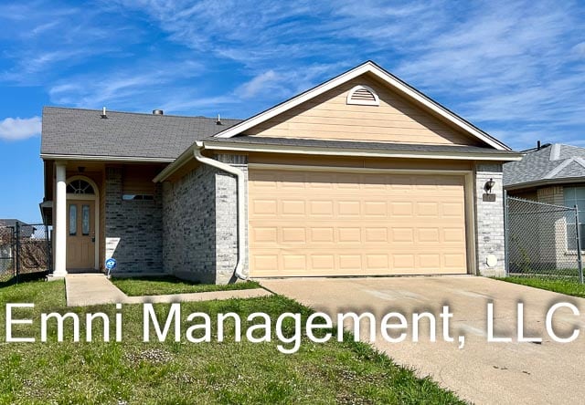 Building Photo - 2207 Garrett Dr