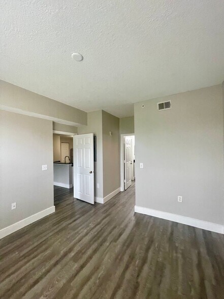 Building Photo - 1 Bedroom / 1 Bath Condo in Gated Community.