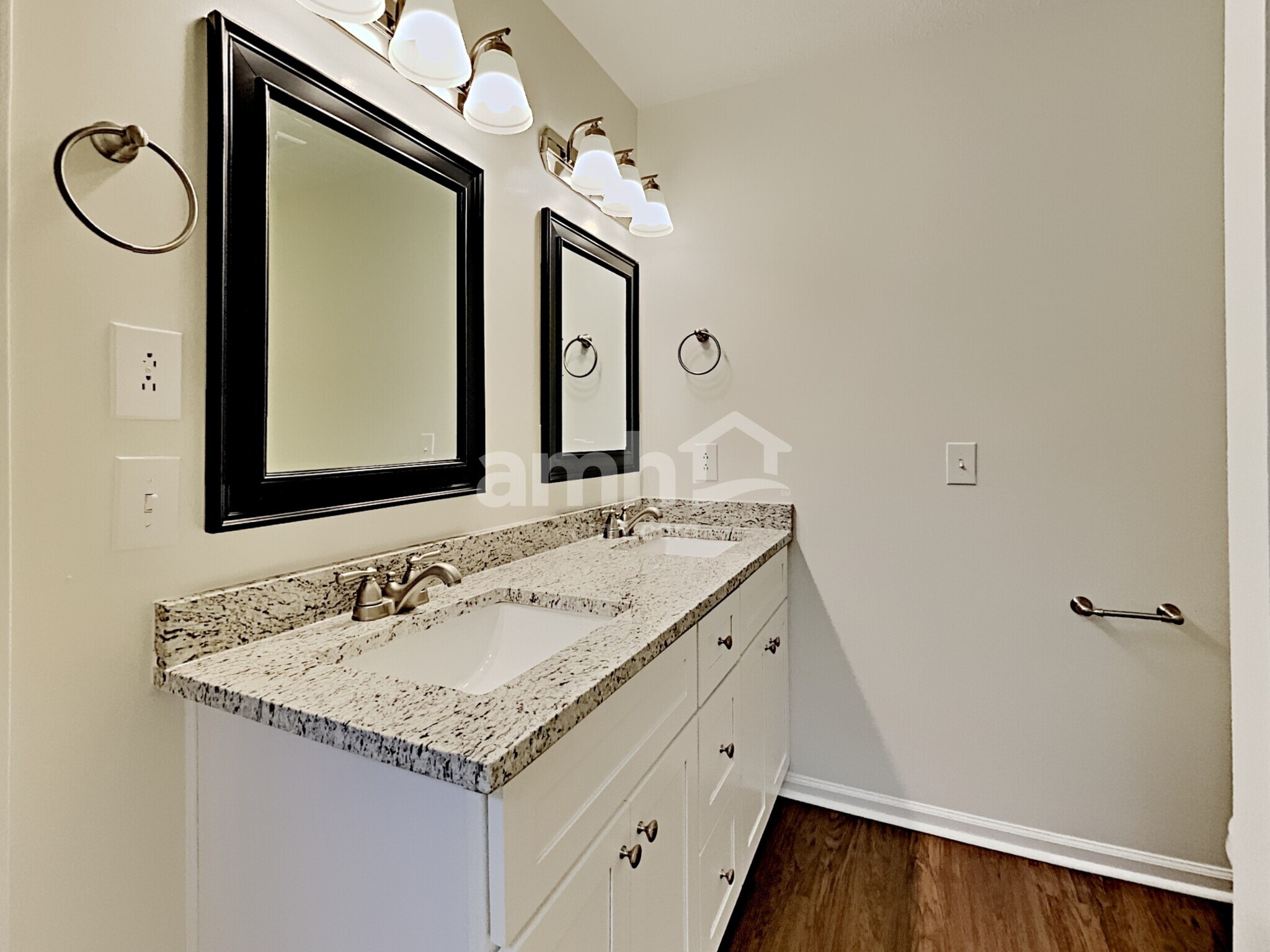 Building Photo - 1128 Eastwoods Dr