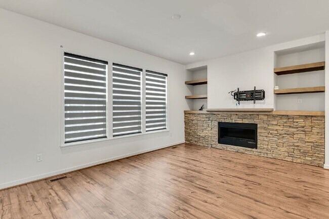 Building Photo - Modern End-Unit Townhome in Rocketts Landing – Prime Richmond Location
