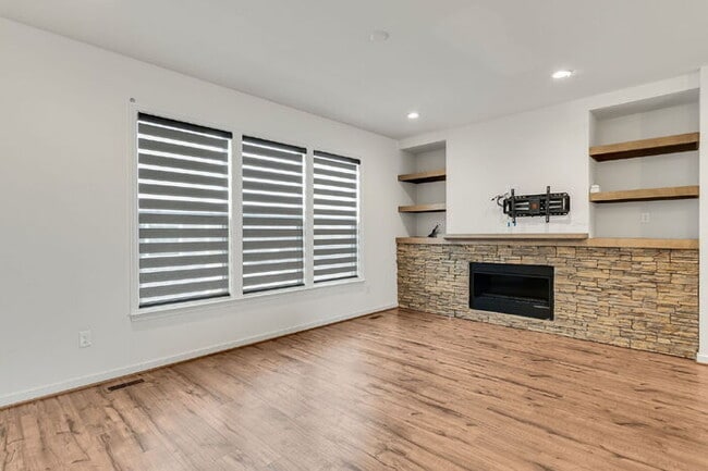 Building Photo - Modern End-Unit Townhome in Rocketts Landing with an Incredible Rooftop Terrace