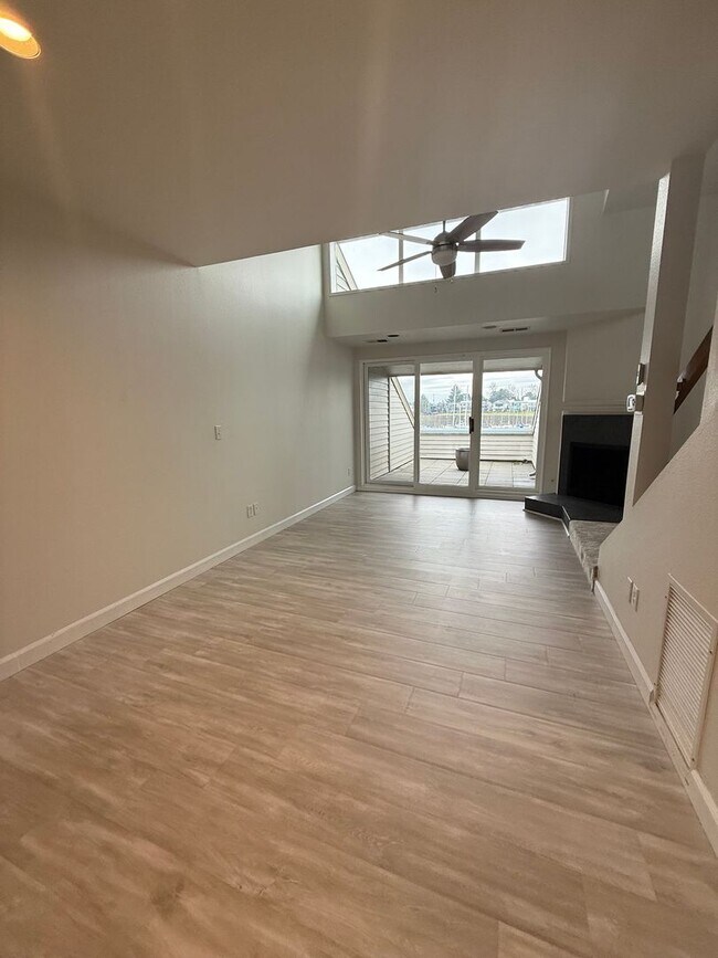 Building Photo - Beautiful Hayden Bay Condo with Mount Hood, River and Marina Views!