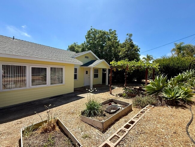 Building Photo - Charming Cottage in Fire Mtn.