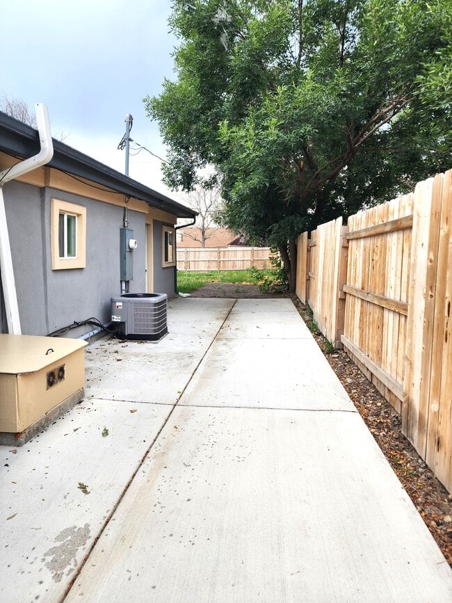 Building Photo - 3130 W Longfellow Pl