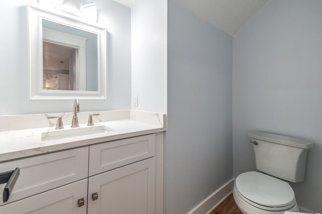 Building Photo - 3939 Knollcrest Dr